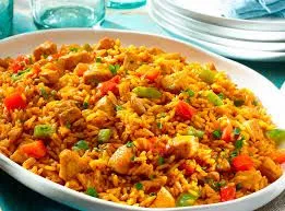 Plato de arroz colombiano colorido con verduras en una fuente de servicio en Noches De Colombia